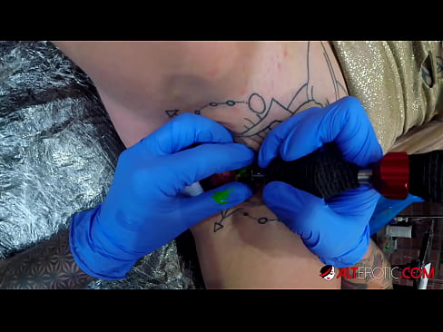 ❤️ E dashura jashtëzakonisht e bërë me tatuazhe, Sully Savage, bëri një tatuazh në klitorisin e saj ☑ Vetëm porno tek ne sq.elitemangas.top ️❤